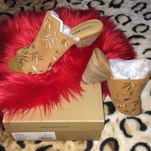 9Wide Lucky Brand Slip-ON